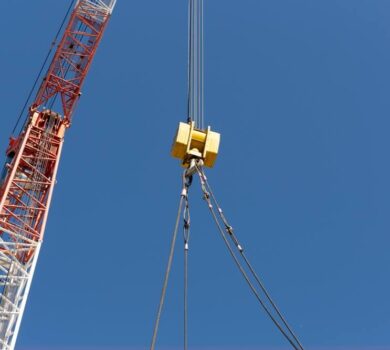 dzwig-przy-konstrukcjach-stalowych